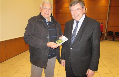 André Lamy remet à Robert Bééventi un exemplaire de l'ouvrage qu'il vient de consacrer aux fleurs des collines provençales