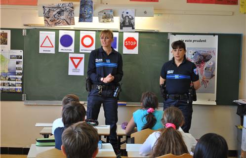 Stéphanie et Aline (de gauche à droite), les deux fonctionnaires de la police municipale lors du cours théorique.
