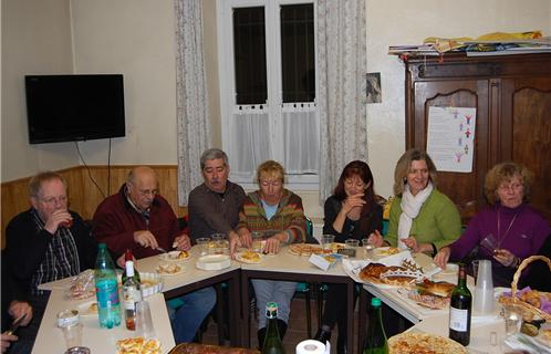 Le Père Pierre (à gauche) et son voisin Milou Dodero ne boudèrent pas leur plaisir 