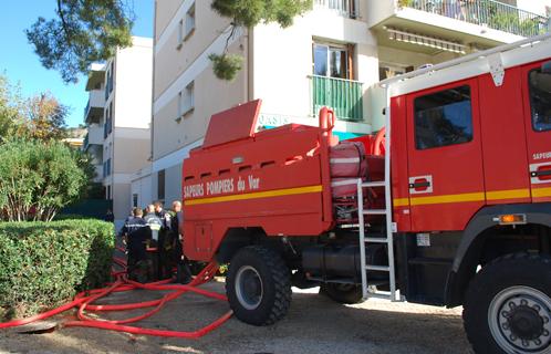 Chemin du Grand Chrestian samedi matin, les pompiers à pied d'oeuvre.