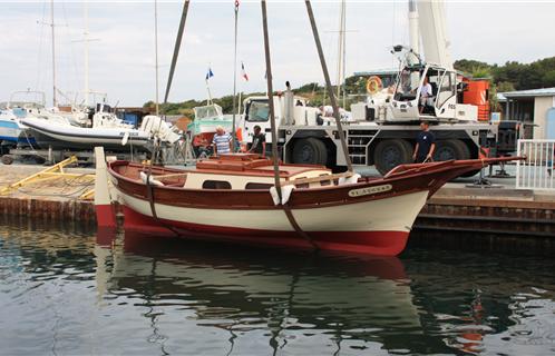 Après quatre années de travail, le bateau restauré par Guy Mazella vient de reprendre contact avec son éléments.