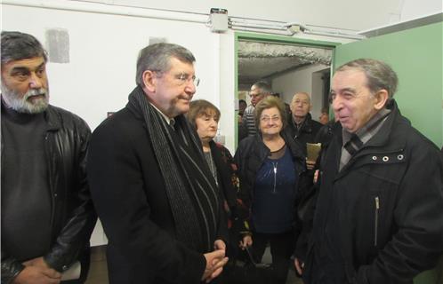 Albert Ciosi (à droite) accueille le Maire accompagné de plusieurs de ses élus