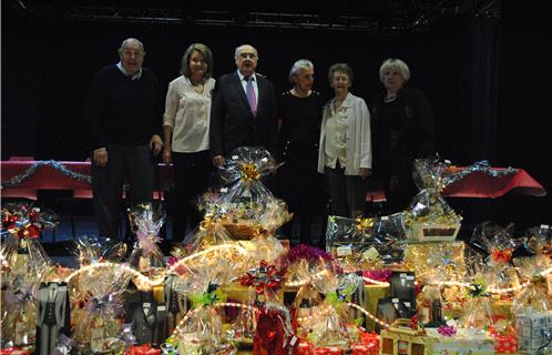 Le président Emile Honoré au centre, entouré de membres de l'association Six-Fours vous accueille et des cadeaux du loto de Noël.