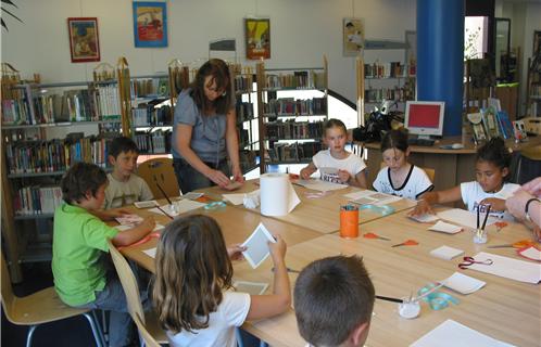 Ambiance concentrée et silencieuse. Au centre Martine Verzilli, bibliothécaire et animatrice de l'atelier