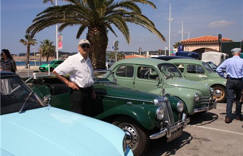 Alain Jehanne, président du club depuis de nombreuses années, pose devant sa MG.