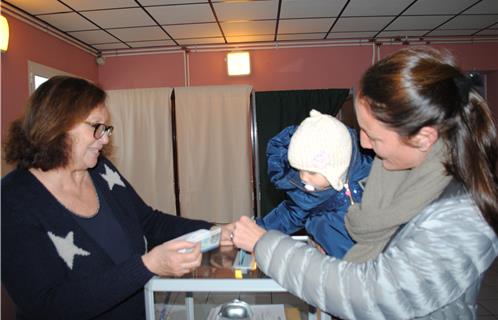 Une  citoyenne précoce a voté pour sa maman