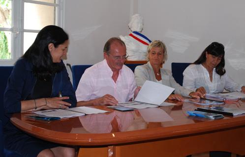 De gauche à droite Patricia Ricard, Christian Palix (maire de Bandol), Sylvie Logeais (Conseillère municipal adjointe à la Jeunesse et aux Sports), Véronique Tollard (présidente de l’association Destination Planète Mer)