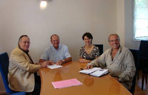 De gauche à droite: Thierry Tassery, président de Var Initiative, Monsieur Palix, Maire de Bandol, Madame Delmas, Directrice de Var Initiative et Jean-Yves Decroix, Conseiller Municipal.