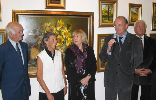 De gauche à droite : monsieur et madame Lescure (représentants du peintre Sergueï Toutounov pour cette soirée), Danièle Canevari (adjointe à la culture), au micro monsieur Palix (Maire de Bandol) et sur sa droite Marcel Bogi, 1er adjoint.