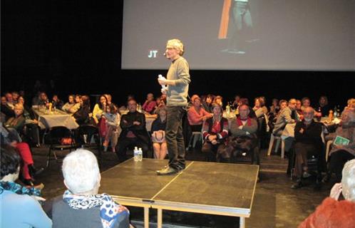 Christian  Tamet, directeur du Centre National de Création et de Diffusion de Châteauvallon, implanté à Ollioules, annonce à ses invités le programme de la saison estivale.
