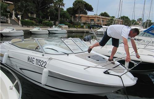 Eric prépare un bateau