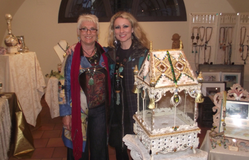  Marie-Thérèse Fleury et Béatrice Serre du côté du cabinet des curiosités.