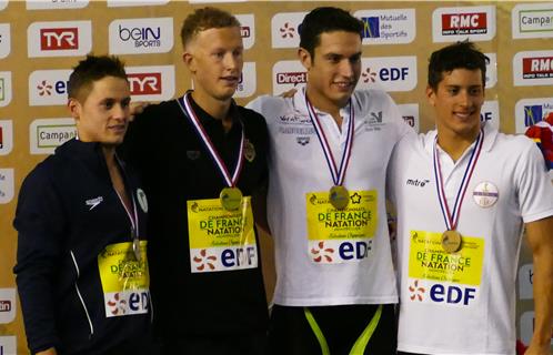 Nicolas D'Oriano à gauche sur le podium des championnats de France de natation à Montpellier.