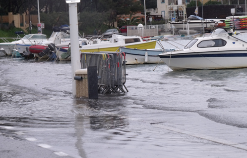 Le port a débordé ce vendredi matin au Brusc.