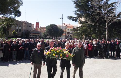 Dépôt de gerbe devant le monument aux morts.