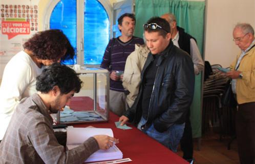 A 13 heures déjà 700 personnes avaient voté pour ces premières primaires organisées en France et ouvertes à tous les électeurs .