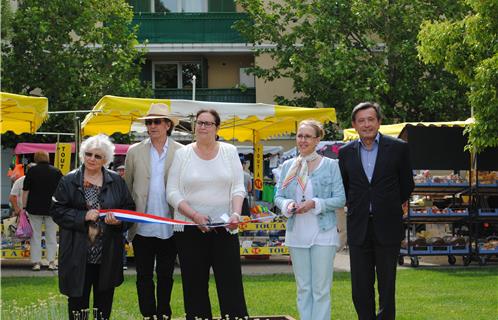 Inauguration du jardin du OUI devant la mairie