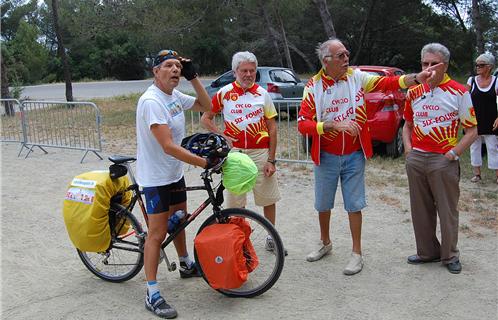 Bernard Coudret est venu à la rencontre des cyclo-touristes six-fournais.