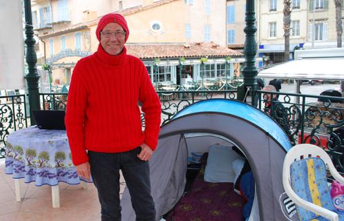 Bernard Valgaeren dort sur place et entend poursuivre sa grève de la faim.