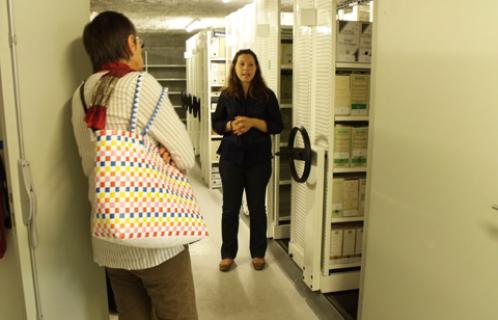 Amandine Alivon présente aux visiteurs les archives municipales