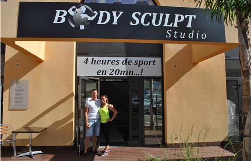 Thomas Liot et Carine Chaudy-Liot devant le centre Body Scuplt Studio.