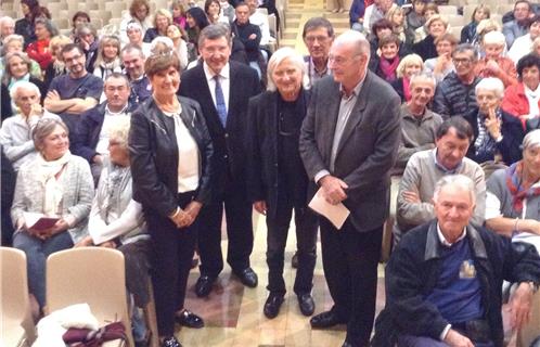 Monique Macia, adjointe déléguée à la Culture, Monsieur Robert Beneventi, maire d'Ollioules, Monsieur Jacques Colin, responsable de l'association AFRECA, Monsieur Jean-Claude François président de Présence infirmière Ollioulaise, Monsieur Boris Cyrulnik  (de gauche à droite sur la photo).