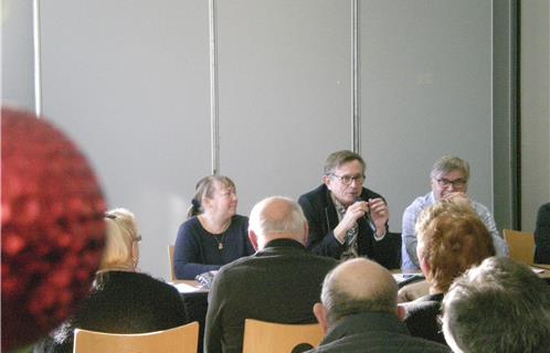 Le président Jean-Marie Laurent et la cheffe d’orchestre Gisèle Ghigo encadrent le maire Jean-Sébastien Vialatte.