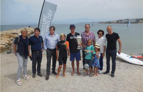 Adrien Bosson au centre avec le députe-maire Jean-Sébastien Vialatte, les adjoints Dominique Antonini, Thierry Mas Saint Guiral, André Mercheyer et Jospeh Mulé et des enfants du club de planche à voile.