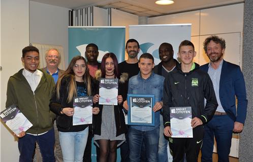 Derrière les jeunes de l'EAJ, le maire, Marc Vuillemot, Makki Boutekka, adjoint délégué à la jeunesse, Louis Corréa, conseiller délégué aux jumelages et aux associations, Cyprien Fonvielle, directeur de la fondation du camp des Milles (à droite deuxième rang)