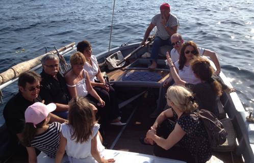 Samedi hommage a été rendu en mer aux jeunes tués sur une route en Italie en août dernier avec notamment le maire de Rocca Grimalda et une journaliste de la Stampa.