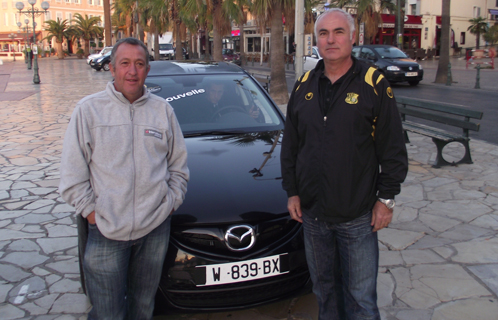 Alain Azzopardi et Thierry Blumenfeld, de l'Union Sanaryenne Sportive de Football devant la nouvelle Mazda.