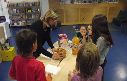 Les enfants découvrent l'histoire du panettone.