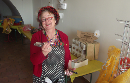 Véro avec ses drôles de chapeaux vous attend à la Maison Flotte.