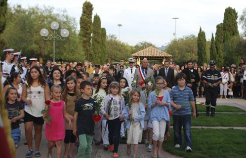Dépôt de fleurs devant le monument de la Victoire par les enfants des écoles de la commune.