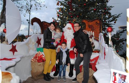 Famille heureuse aux côtés du Père Noël