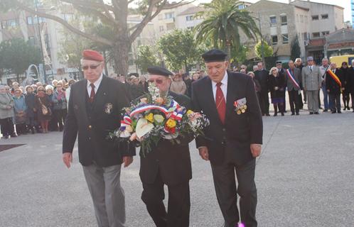 Dépôt de gerbe au nom de l'Union nationale des parachutistes.