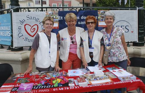 Annick Cros avec les bénévoles de l'amicale des donneurs de sang.