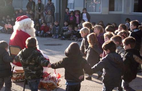 Les enfants ont fait la ronde autour du Père Noël.