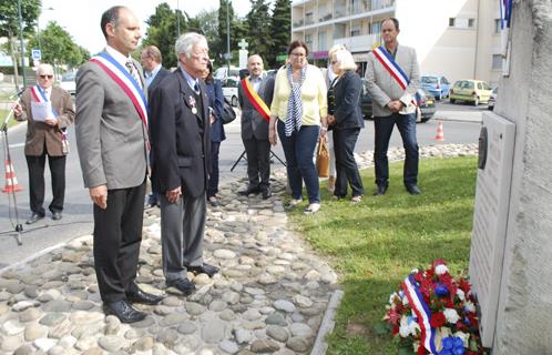 Dépôt de gerbe par Joseph Mulé et Charles Boyer de la Giroday.