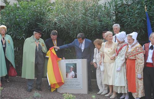 Jean-Sébastien Vialatte dévoile la stèle en compagnie de Robert Beneventi, de la veuve de Léon Meissel et de sa fille.