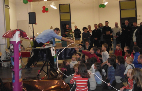 Zibé le Mazicien avec les enfants de l'école de rugby.