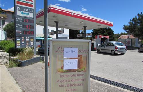 Chez Avia, à l'entrée d'Ollioules, il ne restait plus, à 13 heures, que du sans plomb.