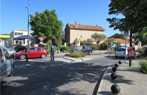 La Police Municipale a dû intervenir pour canaliser le flot de circulation aux abords de la station service de la Baume