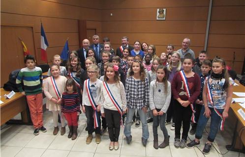 Le conseil municipal des jeunes d'Ollioules autour de leur nouvelle maire, Clara Pain (lunettes)