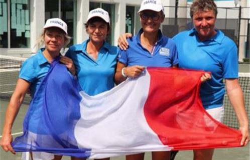 L'équipe de France dames 45 ans, composée de Olivia Cappelletti, Caroline Dhenin, Alexandra Fouquet et Angélique Grandserre,
