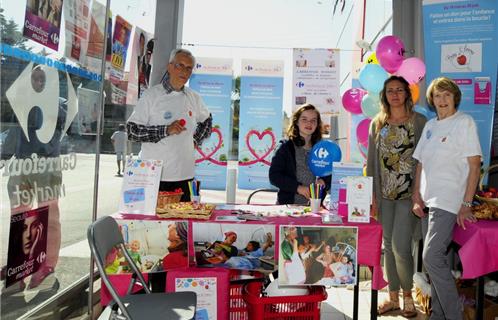 Les boucles du Cœur à Carrefour Market Six-Fours. Yves (bénévole) Alix, Amandine Morin (directrice Carrefour Market), et Jacqueline, (Bénévole adhérente).