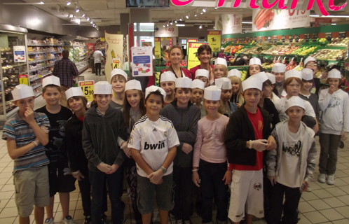 Vendredi des élèves de l'école primaire de Carredon ont participé à la semaine du goût au Carrefour market. Ici avec Amandine et Nathalie Morin.