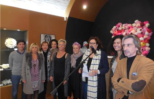 L’adjointe à la culture Dominique Ducasse donne le coup d’envoi de l'exposition avec les artistes.