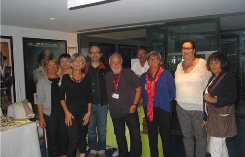 Xavier Leherpeur et Mireille Vercelino, la présidente de Lumières du sud,  entourés des bénévoles de l'association et de Dominique Ducasse, déléguée aux affaires culturelles