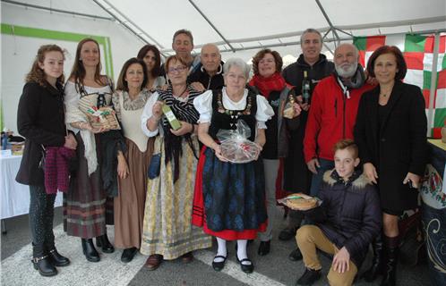 Les délégations allemande et italienne, Henry Bruno et Madame Delphine Quin, adjoint déléguée au quartier du Brusc qui s'est prêtée au jeu de la dégustation.